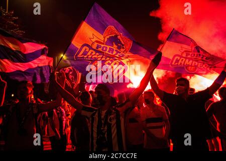 Porto, Portugal. 15 juillet 2020. Les fans de football du FC Porto célèbrent leur victoire contre le sportif CP près du stade Dragon après que le FC Porto ait remporté le titre de première ligue, garantissant ainsi qu'ils ne peuvent plus être surportés par les points. Le FC Porto prend la première place de SL Benfica après la suspension forcée due à la pandémie de Covid-19. Crédit : SOPA Images Limited/Alamy Live News Banque D'Images