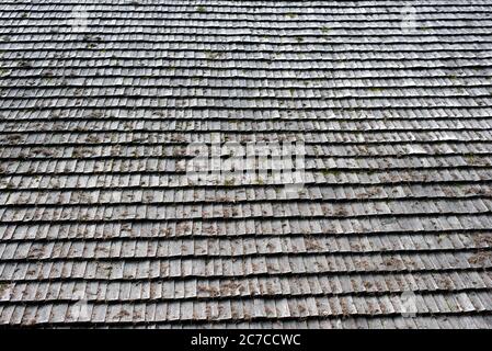 Ancien toit en bois gris. Arrière-plans et textures. Banque D'Images