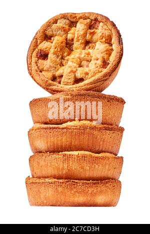 Pâtisseries aux pommes empilées dans un cadre studio, isolées sur du blanc. Banque D'Images