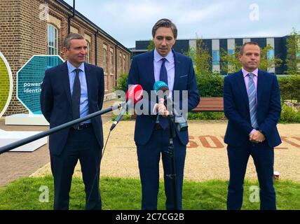 Le ministre d'État Niall Collins, le ministre de l'enseignement supérieur Simon Harris et le directeur général de SOLAS Andrew Brownlee lors d'une réunion d'information sur les cours d'éducation complémentaire à Dublin, jeudi. L'Irlande est encore ouverte aux étudiants internationaux et ils pourraient être encouragés à étudier dans le pays en raison de sa manipulation du coronavirus, a déclaré M. Harris. Banque D'Images