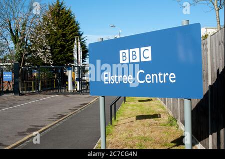 Panneau BBC Elstree Center et entrée aux célèbres studios de télévision, situés à Borehamwood, dans le Hertfordshire, Angleterre. Banque D'Images