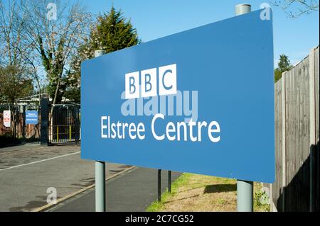 Panneau BBC Elstree Center et entrée aux célèbres studios de télévision, situés à Borehamwood, dans le Hertfordshire, Angleterre. Banque D'Images