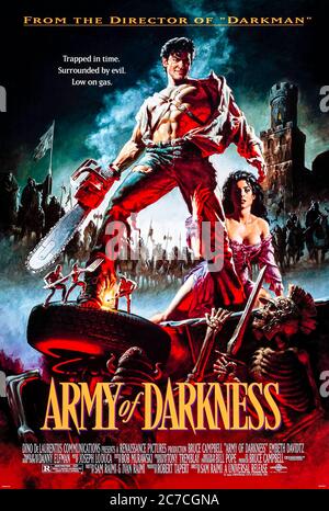 Armée des Ténèbres (1992) dirigée par Sam Raimi et mettant en vedette Bruce Campbell, Embeth Davidtz, Marcus Gilbert et Ian Abercrombie. La cendre est de retour, de retour à 1300AD où comme le choisi il doit récupérer le Necronomicon pour retourner à la maison. Banque D'Images