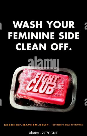 Fight Club (1999) dirigé par David Fincher et avec Brad Pitt, Edward Norton, Meat Loaf et Helena Bonham carter. L'adaptation viscérale du roman de Chuck Palahniu poinçons le grand écran dans le style de cette génération X culte classique; pas un pour les flocons de neige spéciaux. Banque D'Images