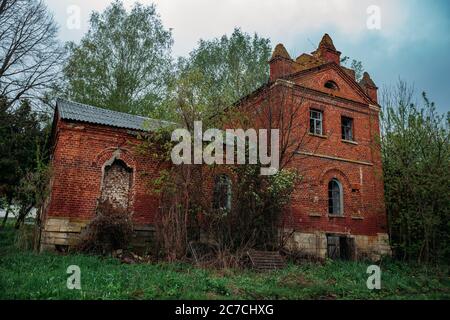 Ancien manoir abandonné en brique rouge. Ancien manoir de Bikovo, région de Lipetsk Banque D'Images