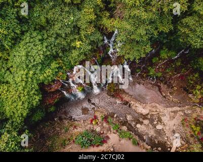 Cascade dans la forêt tropicale de Bali, Indonésie. Vue aérienne Banque D'Images