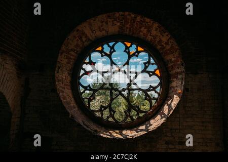 Vitraux ronds dans le vieux château abandonné Banque D'Images