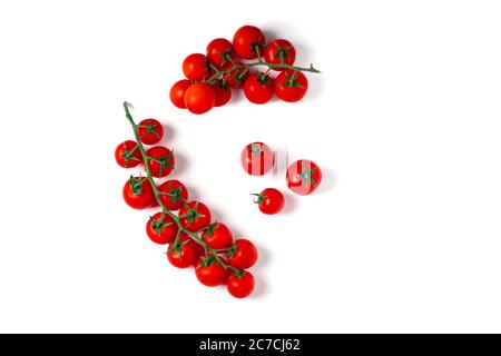 Tomates cerises fraîches sur branche isolée sur fond blanc. Vue de dessus Banque D'Images