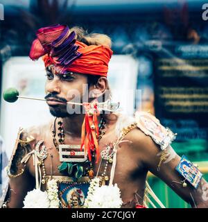 SINGAPOUR, SINGAPOUR - 23 avril 2016 : un homme avec un grand piercing pendant le festival religieux hindou de Thaipusam à Singapour Banque D'Images