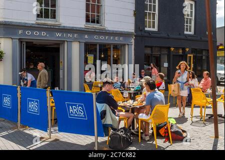 Clonakilty, West Cork, Irlande. 16 juillet 2020. ASNA Square à Clonakilty était occupé aujourd'hui avec les habitants et les touristes, manger à l'extérieur des tables par temps ensoleillé. Crédit : AG News/Alay Live News Banque D'Images