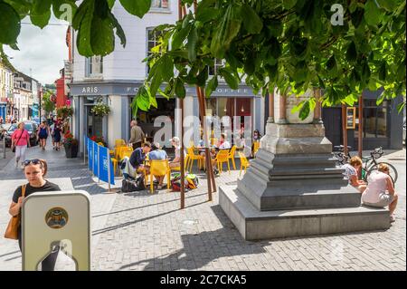 Clonakilty, West Cork, Irlande. 16 juillet 2020. ASNA Square à Clonakilty était occupé aujourd'hui avec les habitants et les touristes, manger à l'extérieur des tables par temps ensoleillé. Crédit : AG News/Alay Live News Banque D'Images