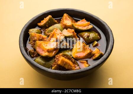 Pickle de mangue maison ou AAM ka Acar dans un bol, foyer sélectif Banque D'Images