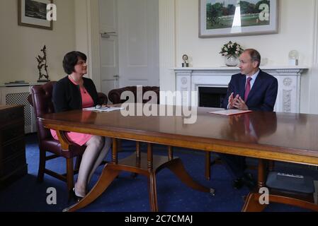 Un Taoiseach Micheal Martin rencontre le Premier ministre Arlene Foster au château de Stormont à Belfast, en Irlande du Nord. Banque D'Images