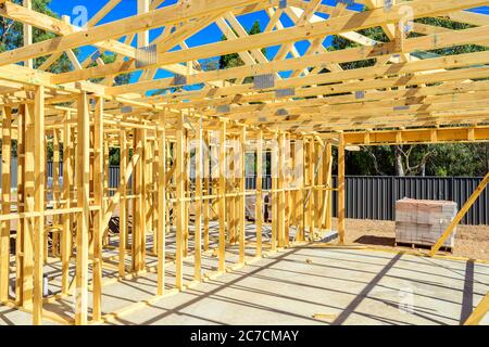 Nouveau site de construction de maison australienne avec cadre en bois installé et prêt pour la briqueterie le jour d'été brillant Banque D'Images