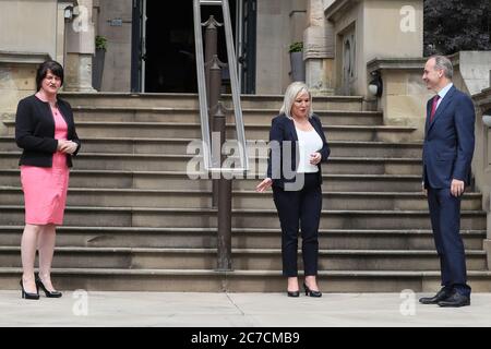 Un Taoiseach Micheal Martin rencontre le premier ministre Arlene Foster et la première ministre adjointe Michelle O'Neill au château Stormont à Belfast, en Irlande du Nord. Banque D'Images