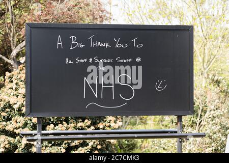 Londres, Royaume-Uni - avril 12 2020 : magnifique panneau noir avec des lettres blanches disant 'UN grand merci à NHS' pendant le verrouillage du coronavirus Banque D'Images