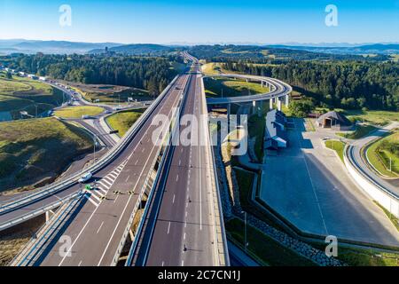 Nouvelle autoroute en Pologne sur la route nationale n° 7, E77, appelée Zakopianka. Passez le carrefour avec un cercle de circulation, des routes à déraper et des viaducs près de Skomieln Banque D'Images