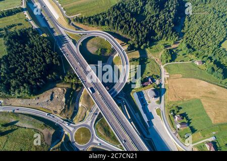 Nouvelle autoroute en Pologne sur la route nationale n° 7, E77, appelée Zakopianka. Passez le carrefour avec un cercle de circulation, une route à déraper et des viaducs à proximité Banque D'Images