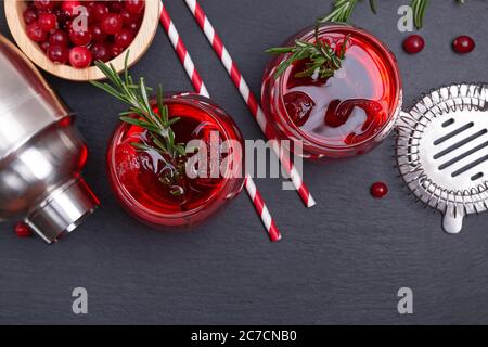 Deux verres de cocktail de canneberges au romarin Banque D'Images
