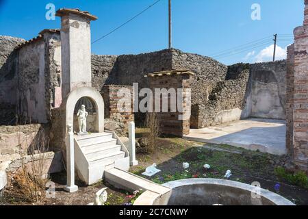 Italy-March,Pompéi 27, 2016 : colonnes et des ruines à l'intérieur du site archéologique de Pompéi, près de Naples au cours d'une journée d'été. Banque D'Images