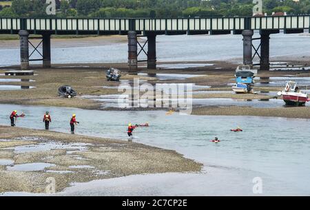 Brighton Royaume-Uni 16 juillet 2020 - les membres du Service d'incendie et de sauvetage de Kent suivent une session de formation dans la rivière Adur à Shoreham-by-Sea près de Brighton pendant un mélange de temps ensoleillé et nuageux, car des conditions plus chaudes sont prévues pour plus tard dans la semaine et le week-end dans toute la Grande-Bretagne : Credit Simon Dack / Alamy Live News Banque D'Images