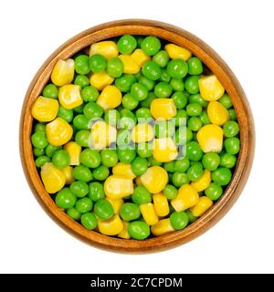 Pois verts et maïs dans un bol en bois. Légumes mélangés. Graines de fruits à gousse Pisum sativum et maïs légume jaune blanchi, Zea mays. Banque D'Images