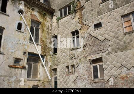 Vue à angle bas d'un vieux bâtiment avec fenêtres en bois pendant la journée à Drogenbos, Belgique Banque D'Images