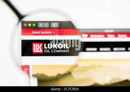 Los Angeles, Californie, Etats-Unis - 25 mars 2019 : éditorial illustratif de la page d'accueil du site de LukOil. Logo Lukoil visible sur l'écran. Banque D'Images