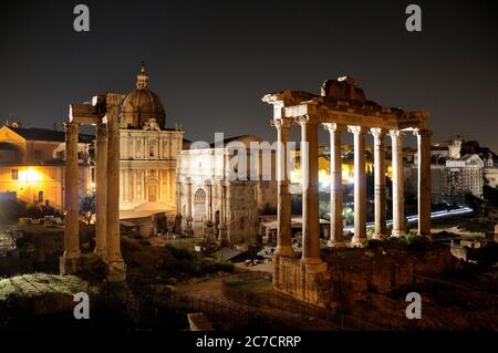 Temple de Saturne. Forum romain de nuit. Rome. Italie. Banque D'Images