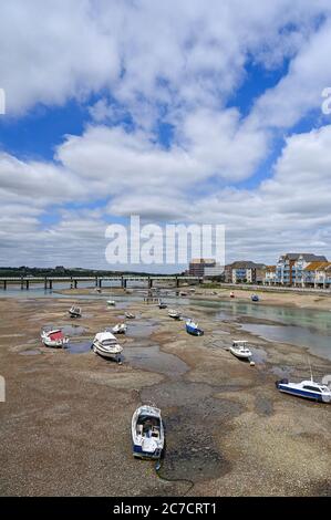 Brighton UK 16 juillet 2020 - UNE vue vers le nord sur la rivière Adur à Shoreham près de Brighton lors d'une journée ensoleillée et lumineuse comme temps ensoleillé chaud est prévu pour plus tard dans la semaine et le week-end dans toute la Grande-Bretagne : Credit Simon Dack / Alamy Live News Banque D'Images