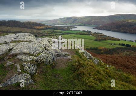 La vue automnale de Gowbarrow est tombée sur le lac Ullswater avec Barton Fell et Hallin est tombé au-delà dans le parc national de Lake District, Cumbria, Angleterre. Banque D'Images