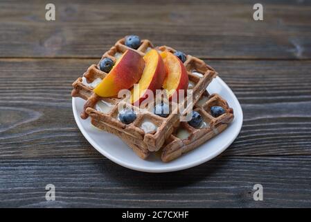 Gaufres belges au chocolat avec fruits et baies. Délicieux petit déjeuner. Gros plan Banque D'Images