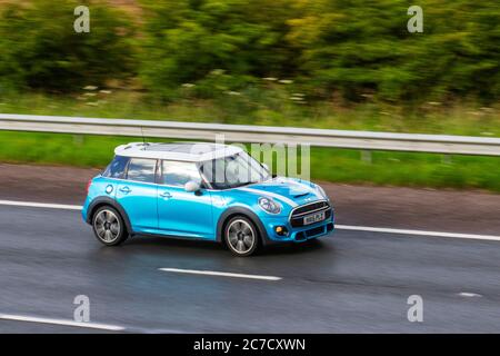 2009 blanc bleu Mini Cooper SD ; véhicules mobiles pour la circulation routière, voitures conduisant des véhicules sur les routes britanniques, moteurs, véhicules motorisés sur le réseau d'autoroute M6. Banque D'Images