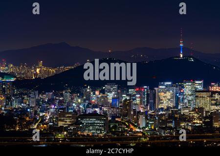 Scène nocturne de Séoul avec Namsan vue du Pavillon octogonal Bukak Skyway en Corée du Sud Banque D'Images