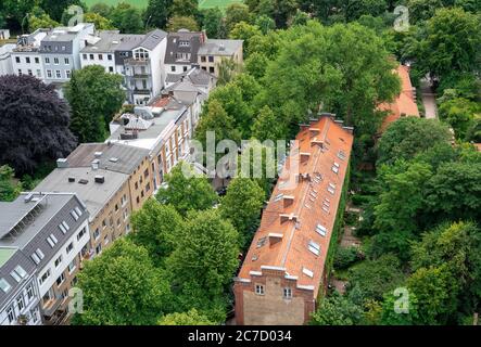 Vue de dessus d'un canyon de rue rempli d'arbres à Hambourg, Allemagne. Banque D'Images