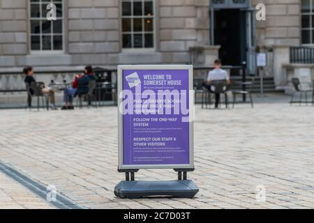 Londres, Royaume-Uni. 16 juillet 2020. Somerset House rouvre au public - les touristes sont heureux d'être de retour, si seulement en petit nombre. Les visiteurs sont invités à suivre les conseils sur la distanciation sociale, etc., conformément aux conseils du gouvernement après l'assouplissement du verrouillage. Crédit : Guy Bell/Alay Live News Banque D'Images