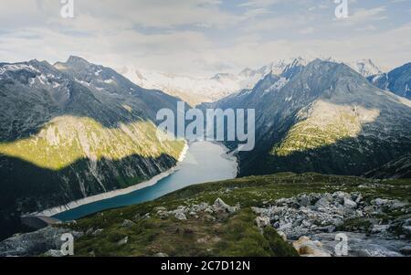 Randonnée dans les Alpes de Zillertal. Olperer Hut en Autriche, avec vue sur le lac entouré de hautes montagnes alpines et ruisseau flottant entre les pierres. Banque D'Images