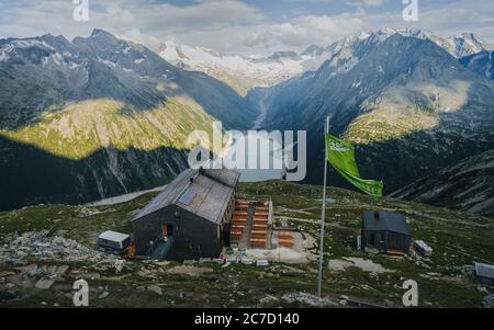 Randonnée dans les Alpes de Zillertal. Olperer Hut en Autriche, avec vue sur le lac entouré de hautes montagnes alpines et ruisseau flottant entre les pierres. Banque D'Images