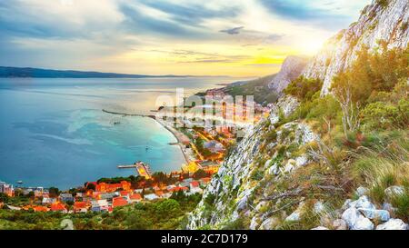 Belle vue panoramique aérienne sur la rivière Cetina, les montagnes et la vieille ville d'omis au coucher du soleil. Lieu: Omis, Dalmatie, Croatie, Europe Banque D'Images
