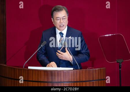 Séoul, Hawaï, CORÉE DU SUD. 24 juin 2020. 16 juillet 2020 - Séoul, Corée du Sud-Moon Jae-in, président de la Corée du Sud, s'exprime à l'Assemblée nationale à Séoul, Corée du Sud, le jeudi 16 juillet 2020. Crédit : pool/ZUMA Wire/Alay Live News Banque D'Images