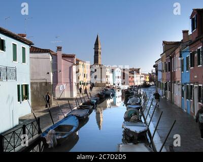 Beau canal à Burano avec des bâtiments colorés et des reflets par une journée ensoleillée, lagon vénitien. Italie, Europe Banque D'Images