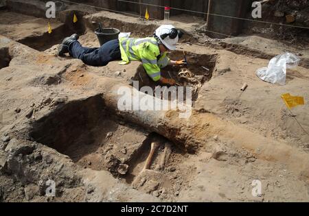 L'archéologue Clare McCabe, des tramways à Newhaven, projette d'excaver des restes humains, qui pourraient remonter jusqu'en 1300, des tombes de l'église paroissiale de Leith Sud dont le cimetière médiéval s'étend sous la surface de route de la rue Constitution, Leith. Banque D'Images