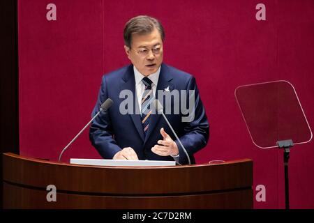 Séoul, Hawaï, CORÉE DU SUD. 24 juin 2020. 16 juillet 2020 - Séoul, Corée du Sud-Moon Jae-in, président de la Corée du Sud, s'exprime à l'Assemblée nationale à Séoul, Corée du Sud, le jeudi 16 juillet 2020. Crédit : pool/ZUMA Wire/Alay Live News Banque D'Images