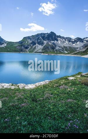 Belle vue panoramique de Lunersee est un grand lac alpin haut au-dessus de Brandnertal dans l'État autrichien du Vorarlberg. Banque D'Images