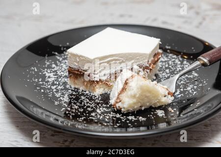 Gâteau à la noix de coco et crème au chocolat Banque D'Images