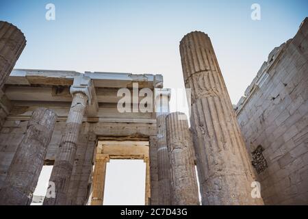 L'entrée du temple Propylaea à l'Acropole d'Athènes, dans un cadre rétro-lumineux pittoresque. Banque D'Images