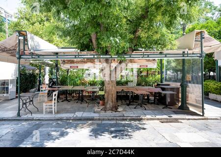 Terrasse fermée d'un restaurant dans la vieille ville d'Athènes pendant les temps de corona. Banque D'Images