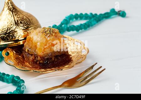 Dessert national turc de baklava servi avec du thé Banque D'Images