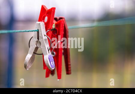 Épingles à linge. Accessoires de blanchisserie. Articles ménagers. La clothespin est un instrument généralement utilisé pour mieux fixer les vêtements sur la corde à linge. Banque D'Images