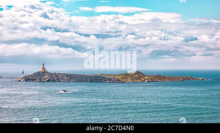 Vue fantastique sur le phare de Capo Carbonara avec eau turquoise. Lieu: Villasimius, région de Cagliari, Sardaigne, Italie, Europe Banque D'Images